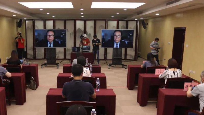 媒體關(guān)注兩會(huì)"黑科技"：5G全息"云采訪"異地同屏